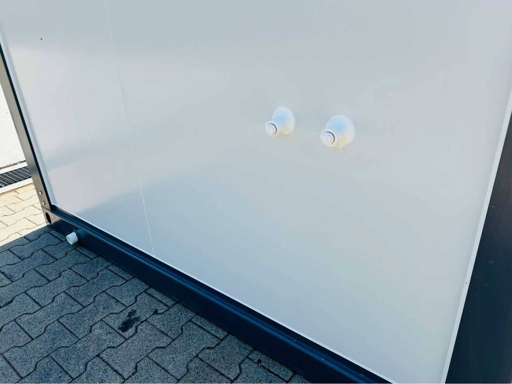 Mobile living unit with bathroom 2025