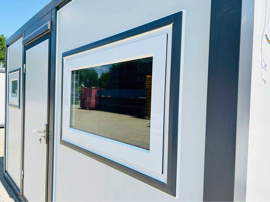 Mobile living unit with bathroom 2025