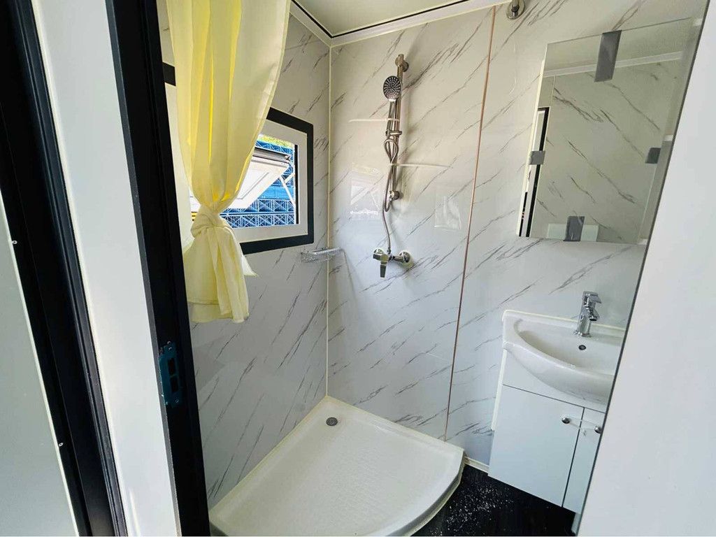 Mobile living unit with bathroom 2025