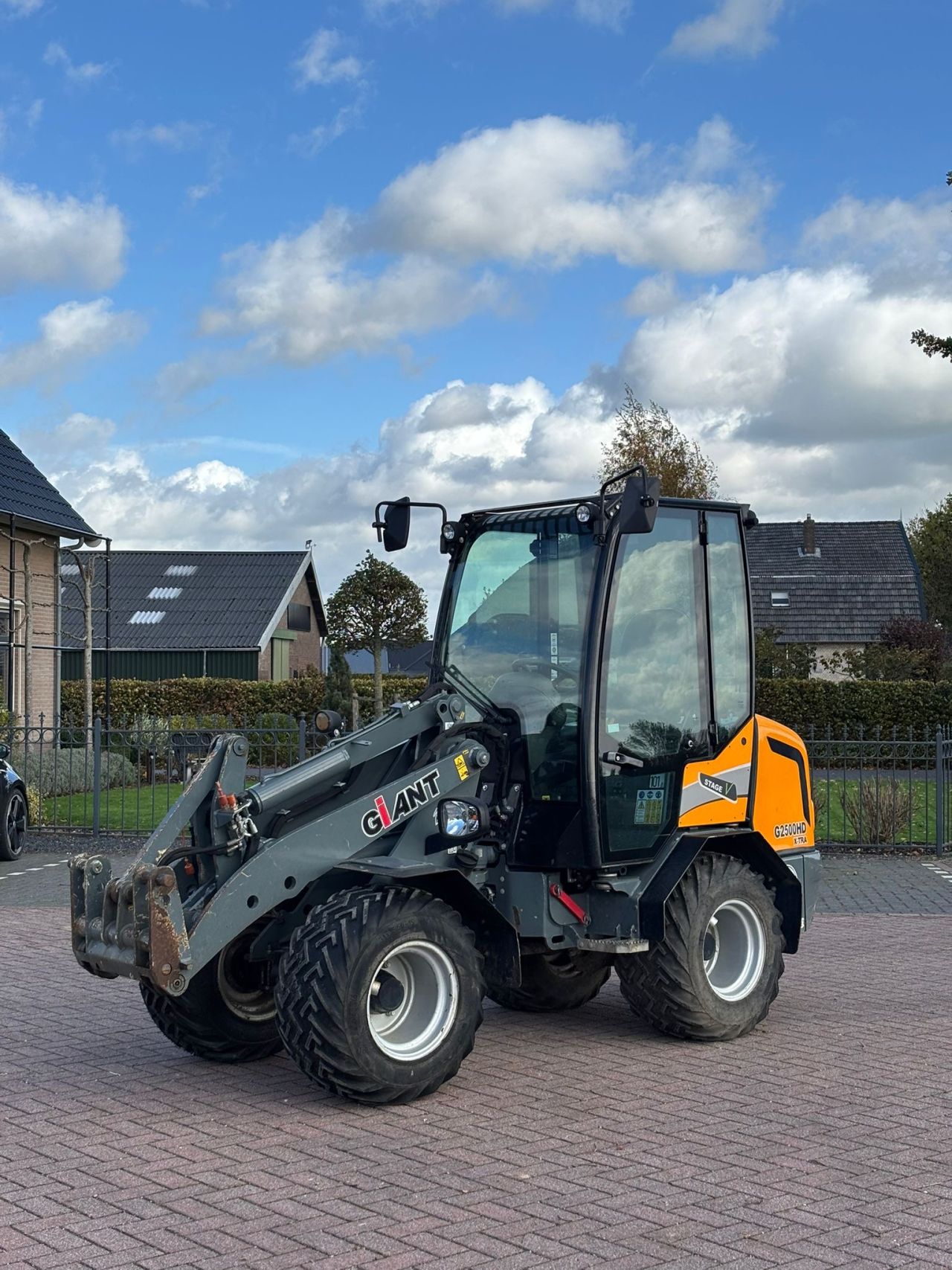 Giant g2500extra met cabine ( 855 uur ) pro inching