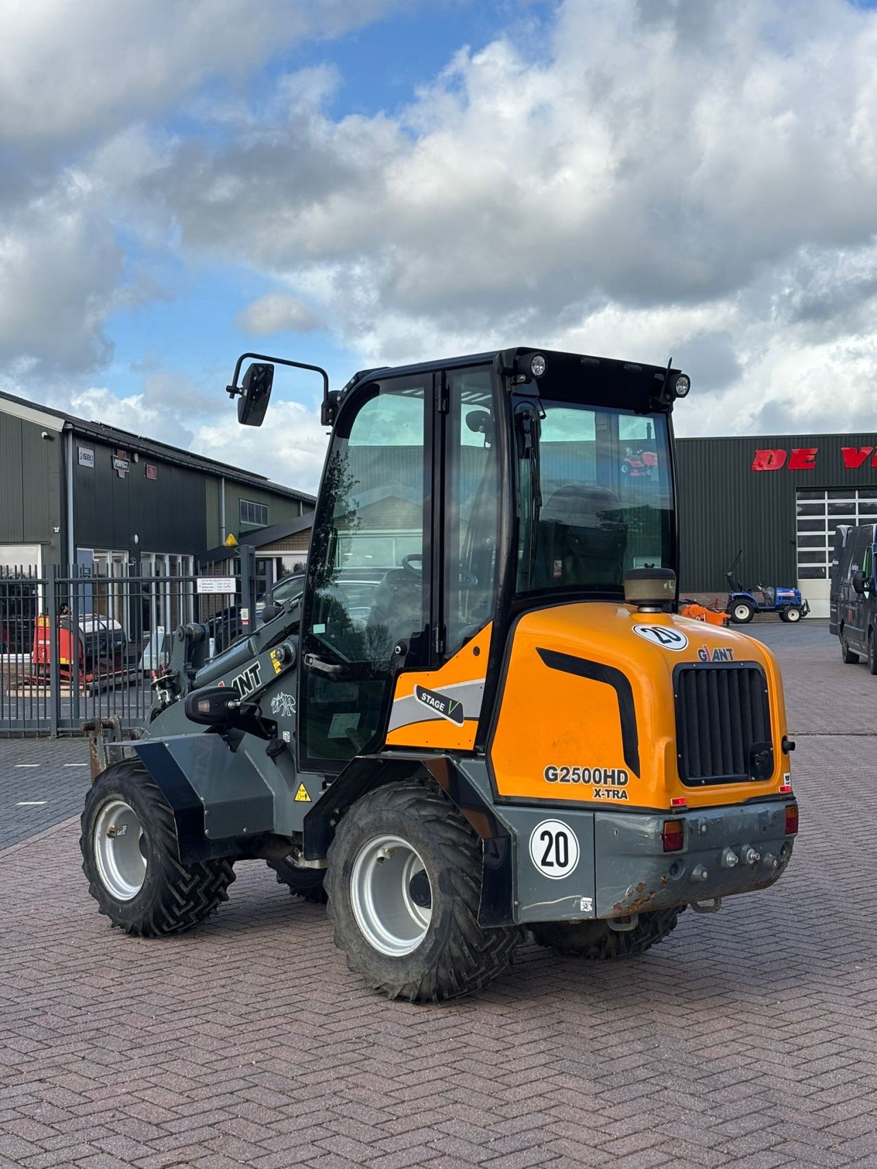 Giant g2500extra met cabine ( 855 uur ) pro inching
