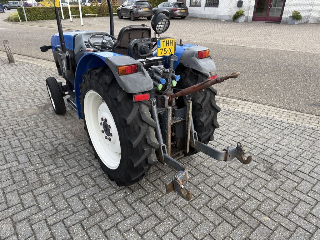 New Holland TN65V Smalspoortrekker