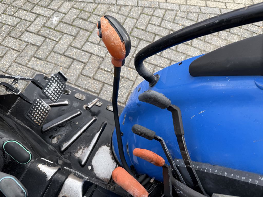 New Holland TN65V Smalspoortrekker
