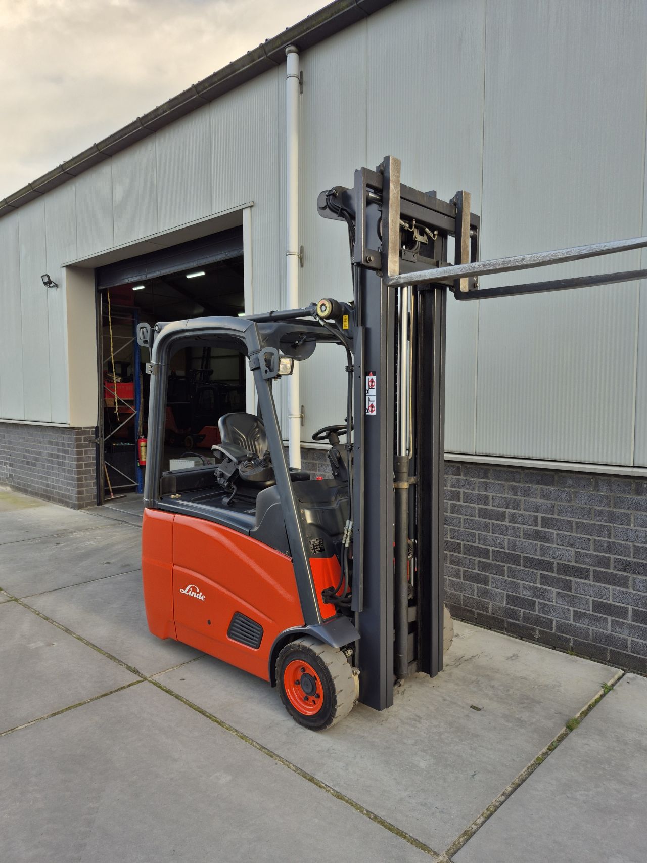 Linde E16H-01 triplex sideshift 6.070 mm 6281 uur bj 2007