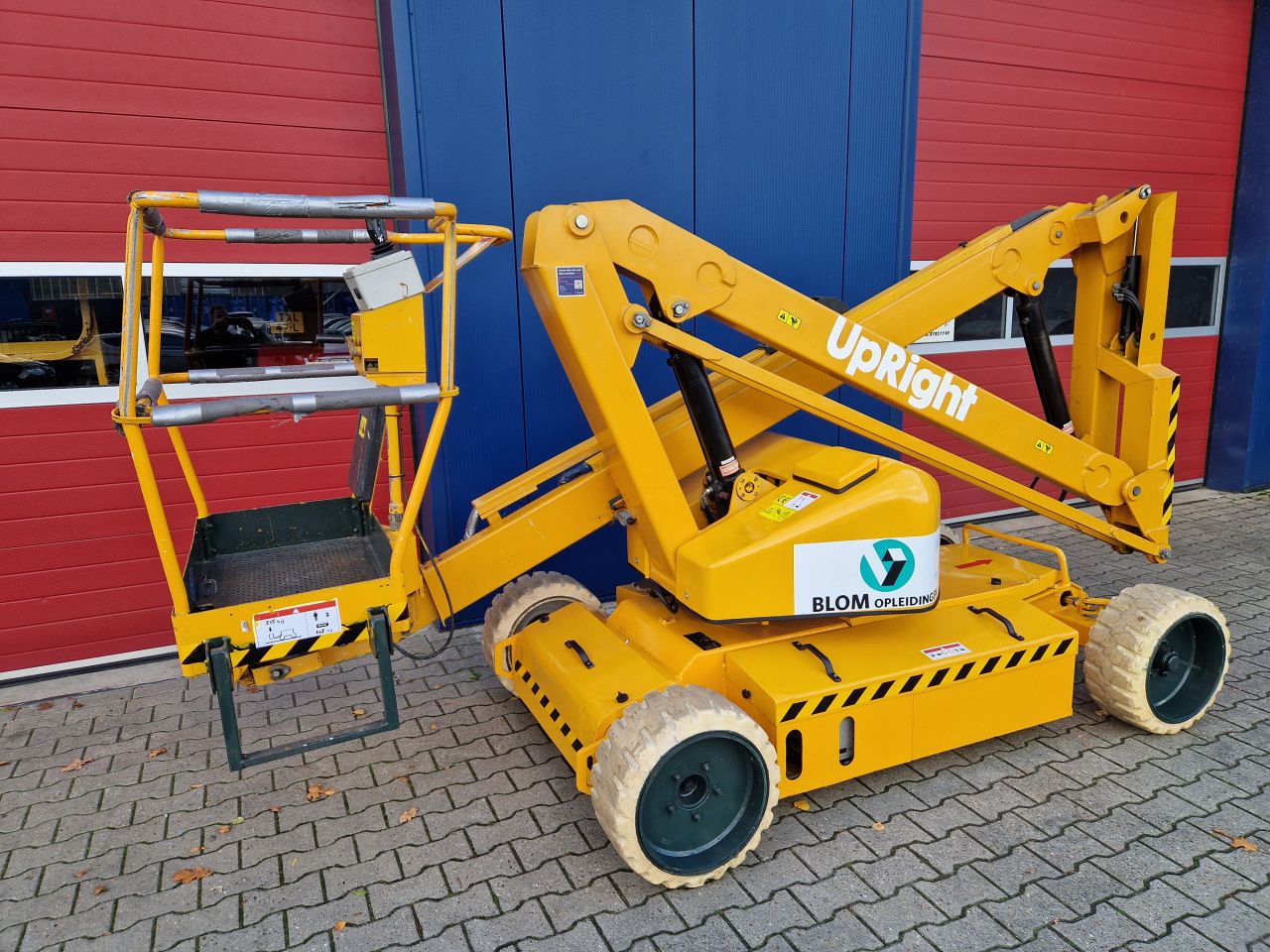 UPRIGHT AB38 KNIKARM HOOGWERKER 13.5 METER PRIJS MARGE