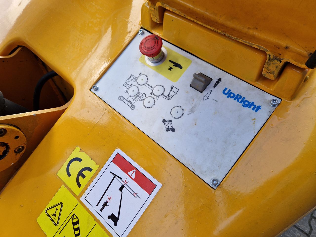 UPRIGHT AB38 KNIKARM HOOGWERKER 13.5 METER PRIJS MARGE