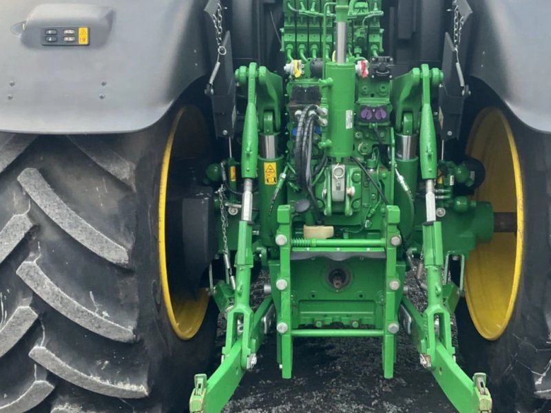 John Deere 6215R