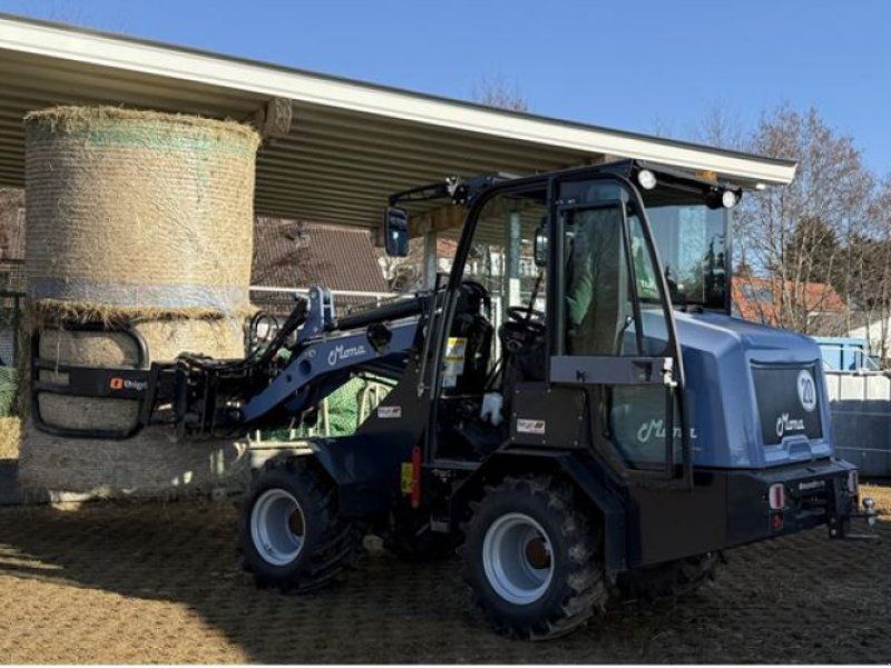 MONA Solara, voll elektrischer Lader mit 1,5 to Hubkraft, bis zu 45 %