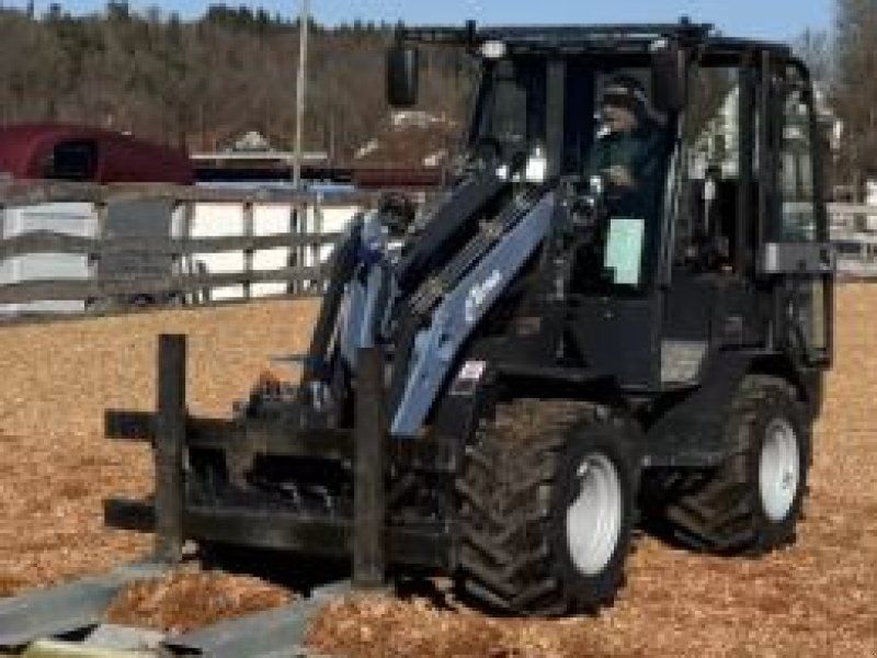 MONA Solara, voll elektrischer Lader mit 1,5 to Hubkraft, bis zu 45 %