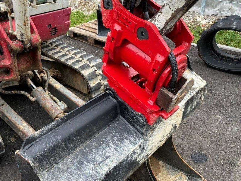 Takeuchi TB228 mit Powertilt