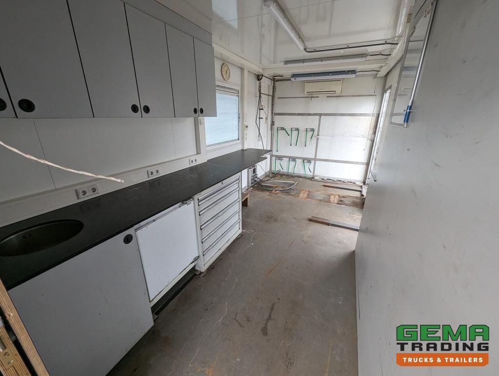 DAF FA LF55.180 4x2 Daycab 15T Euro4 Mobile Office / Camper / Workshop - Manual - Airco - Dhollandia Laadklep 1500KG - 150.000KM (V690)