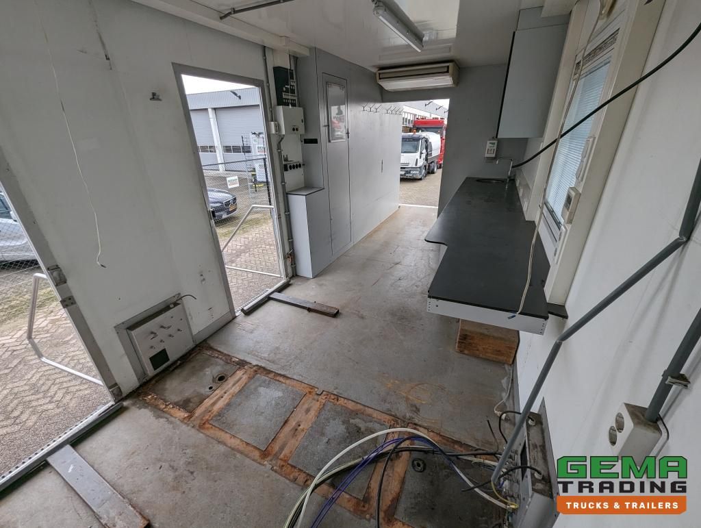 DAF FA LF55.180 4x2 Daycab 15T Euro4 Mobile Office / Camper / Workshop - Manual - Airco - Dhollandia Laadklep 1500KG - 150.000KM (V690)