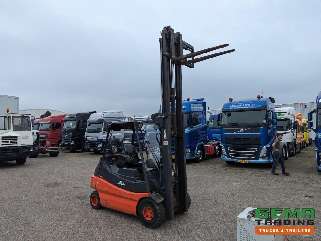 Linde E30 02 – 4058 Uhr – Duplexmast – Vollgummireifen – Eurotron 80V-80A Ladegerät (M34)