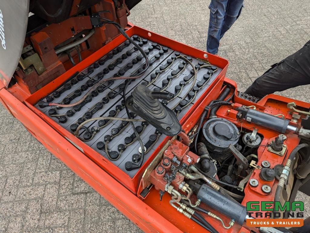 Linde E30 02 – 4058 Uhr – Duplexmast – Vollgummireifen – Eurotron 80V-80A Ladegerät (M34)