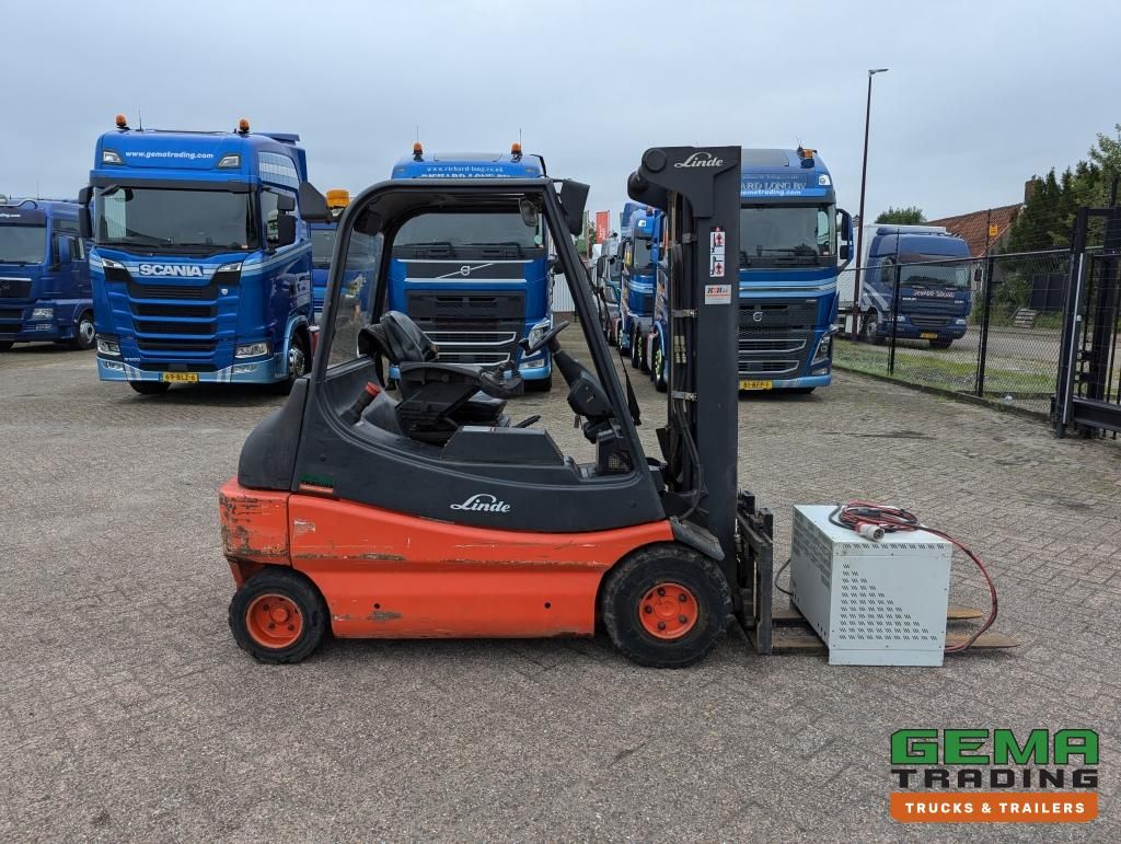 Linde E30 02 – 4058 Uhr – Duplexmast – Vollgummireifen – Eurotron 80V-80A Ladegerät (M34)