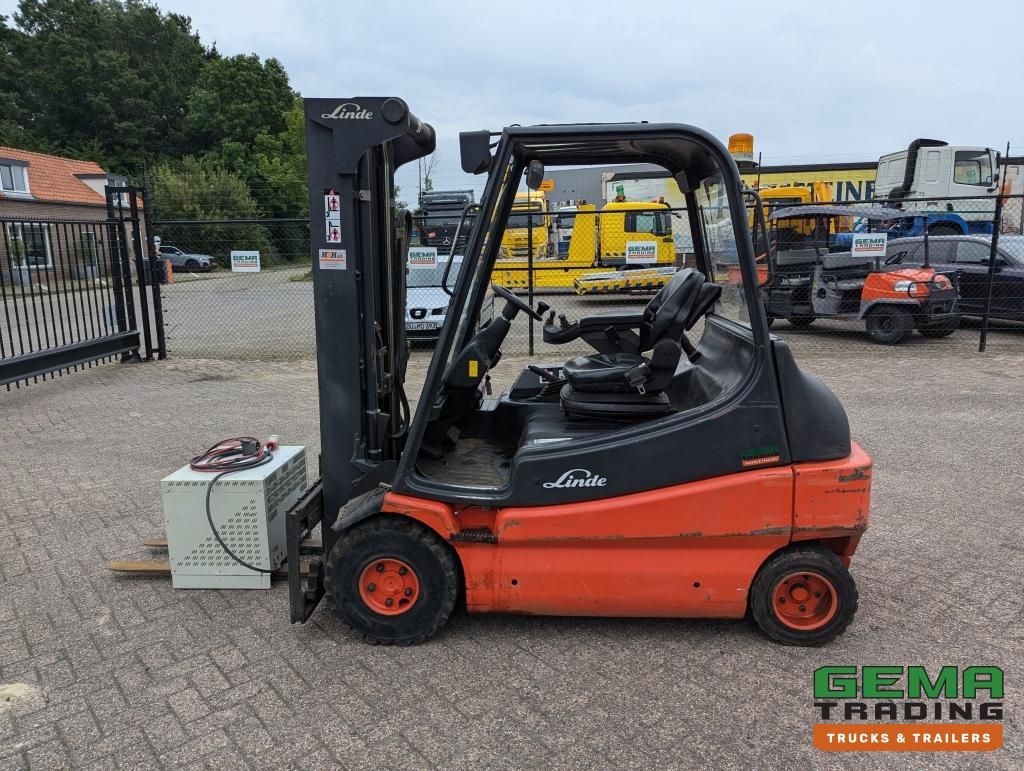 Linde E30 02 – 4058 Uhr – Duplexmast – Vollgummireifen – Eurotron 80V-80A Ladegerät (M34)