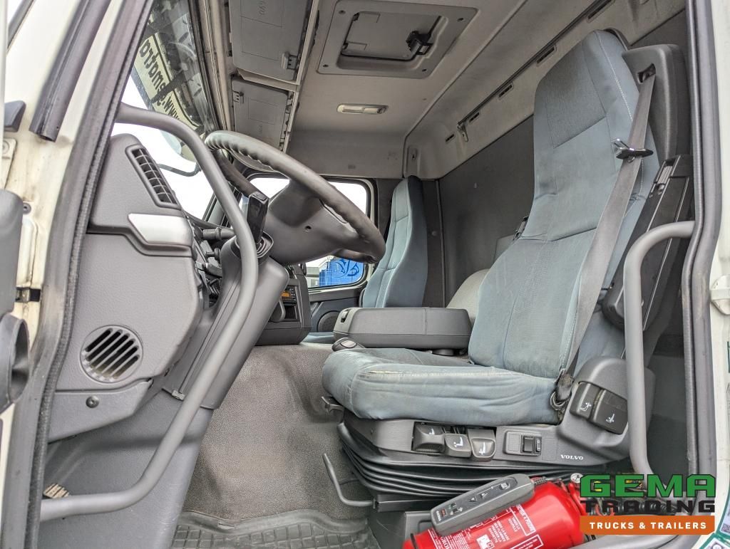 Volvo FM330 4x2 Daycab Euro5 Hühnercontainer 8,2 m + Webasto-Heizung + Dhollandia 2000 kg