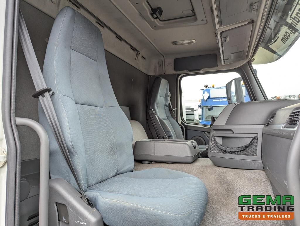 Volvo FM330 4x2 Daycab Euro5 Hühnercontainer 8,2 m + Webasto-Heizung + Dhollandia 2000 kg