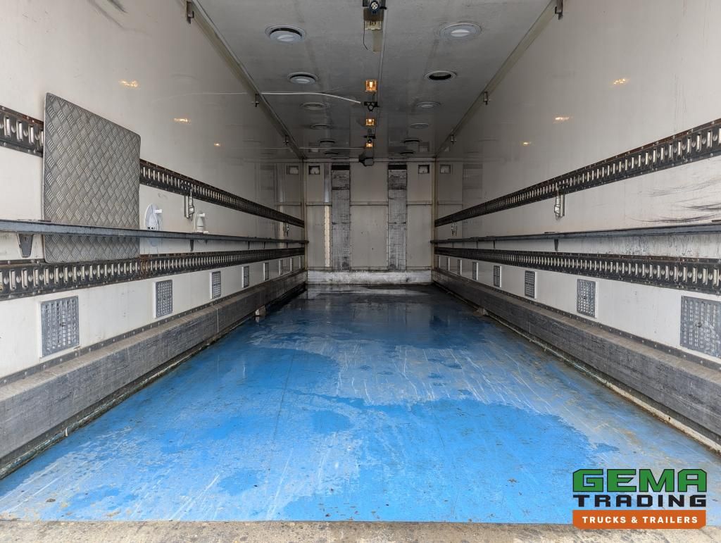 Volvo FM330 4x2 Daycab Euro5 Hühnercontainer 8,2 m + Webasto-Heizung + Dhollandia 2000 kg