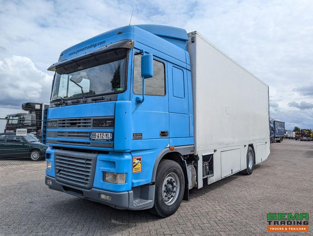 DAF XF95.430 4x2 Spacecab Euro2 - Retarder - Closed box 7.7m - Manual transmission - Catch jaw