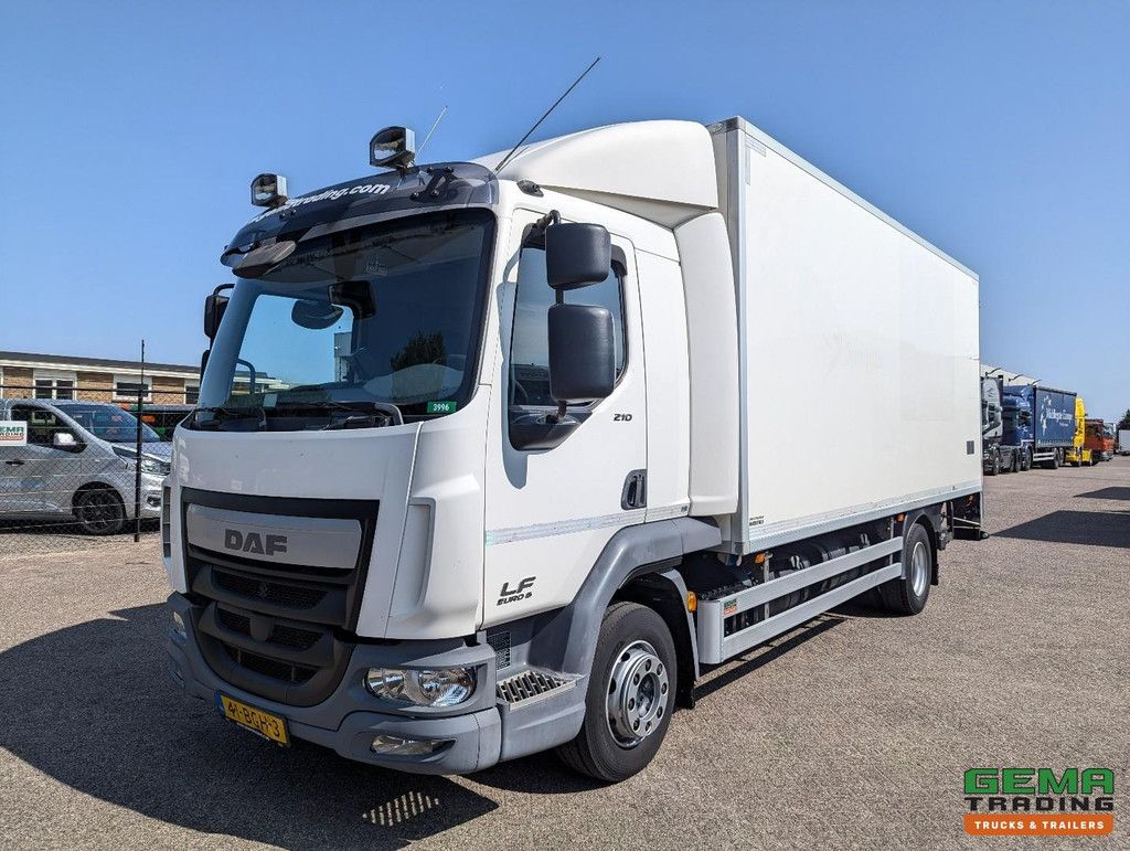 DAF LF 210 FA 4x2 Slaapcab Euro6 - Koelbak 5.5M + Konvekta/Solar-Koeler + Laadklep 1500KG - Zijdeur - 08/2025 APK