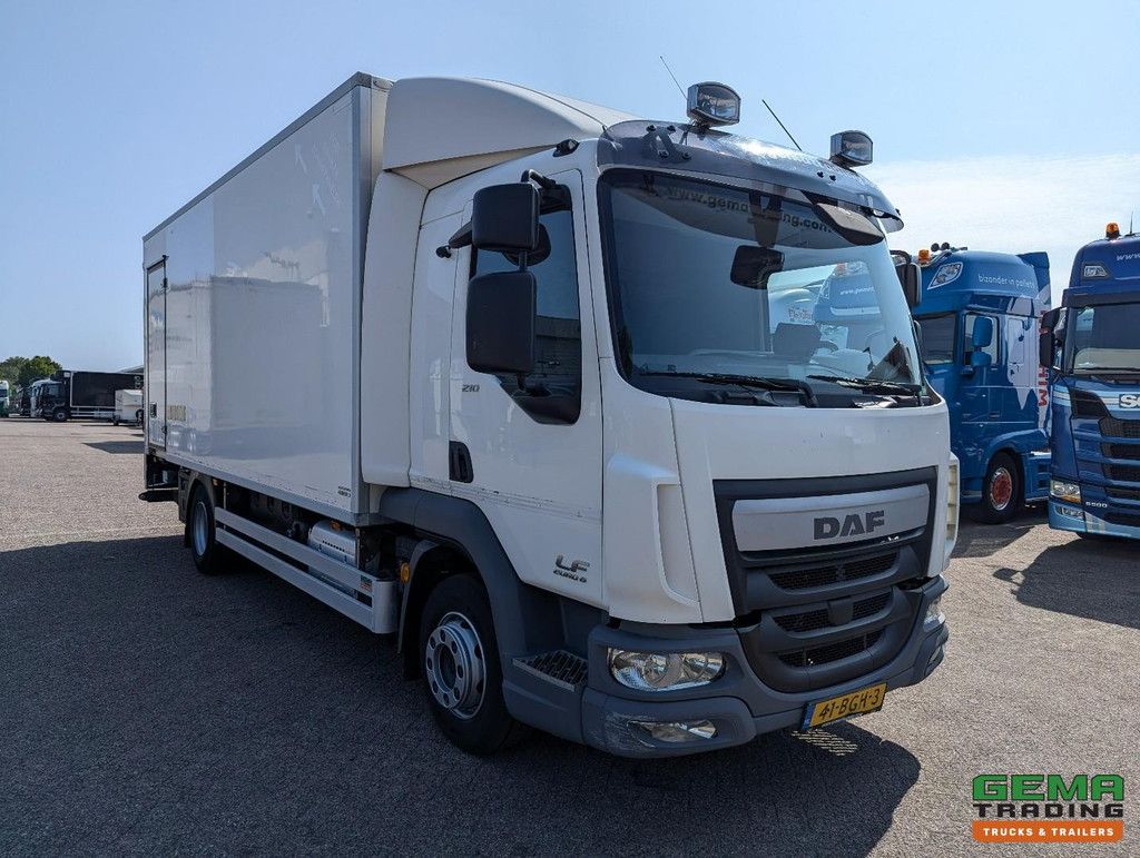 DAF LF 210 FA 4x2 Slaapcab Euro6 - Koelbak 5.5M + Konvekta/Solar-Koeler + Laadklep 1500KG - Zijdeur - 08/2025 APK
