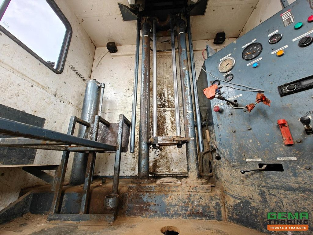 Mercedes-Benz Unimog 1300L 4x4 Handgeschakeld - GeslotenBak - PTO - Hydr. steunpoten - Webasto - SondeerWagen