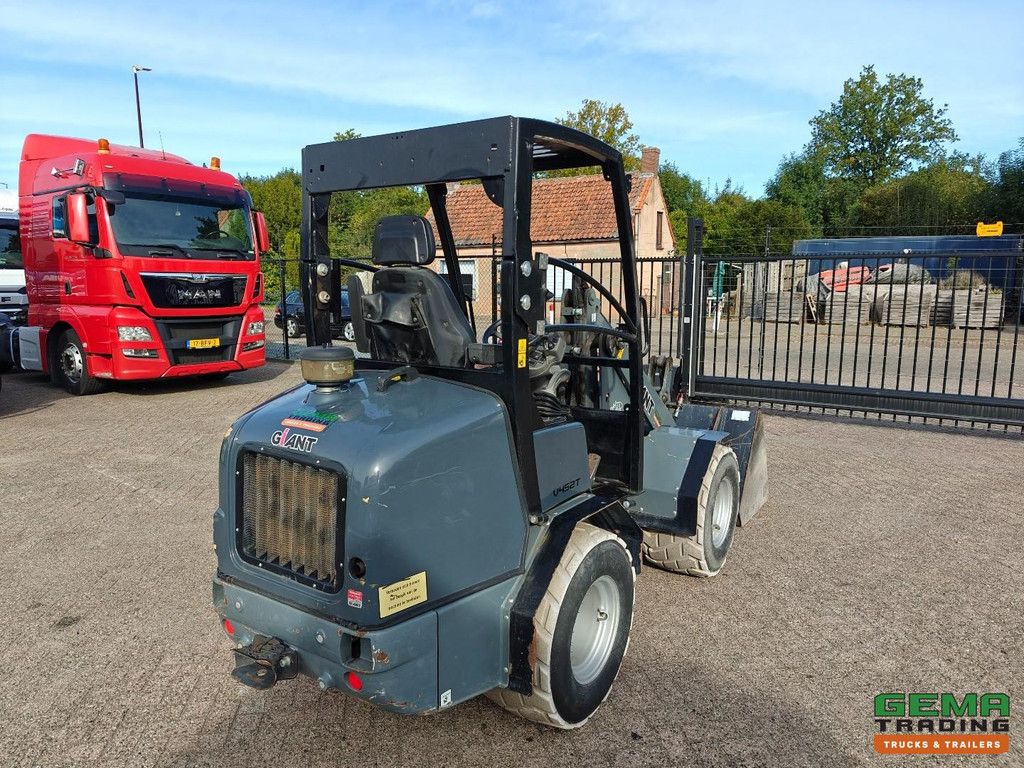 Giant V452T 3585 hours - Wheel loader - Agricultural license plate - Catch jaw - Soil bucket - Non-marking tires
