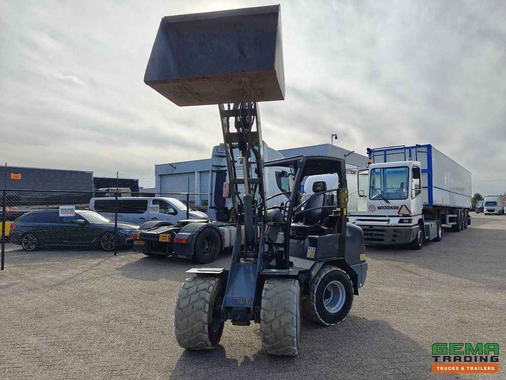 Giant V452T 3585 hours - Wheel loader - Agricultural license plate - Catch jaw - Soil bucket - Non-marking tires