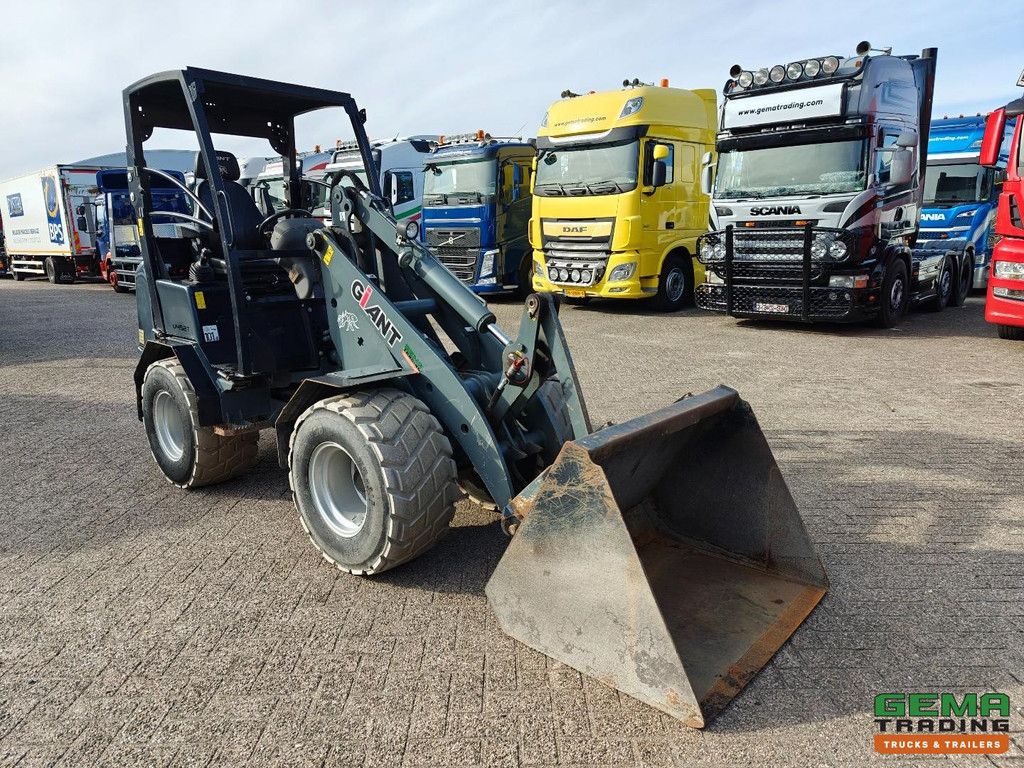 Giant V452T 3585 hours - Wheel loader - Agricultural license plate - Catch jaw - Soil bucket - Non-marking tires