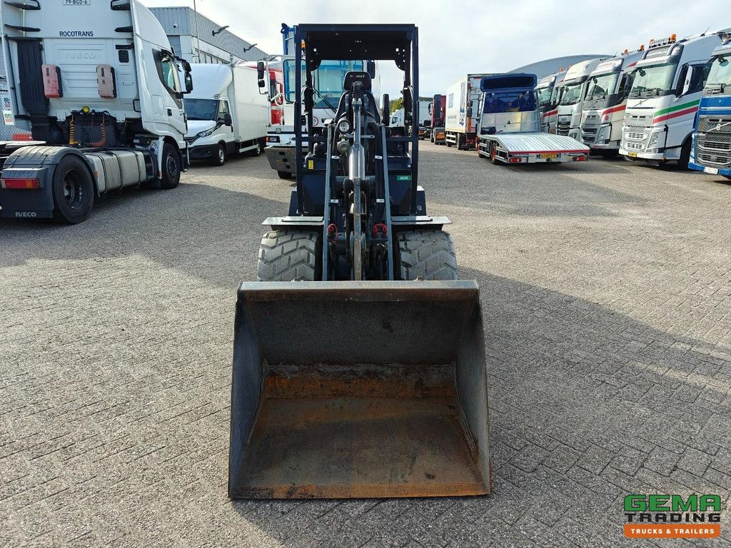 Giant V452T 3585 hours - Wheel loader - Agricultural license plate - Catch jaw - Soil bucket - Non-marking tires