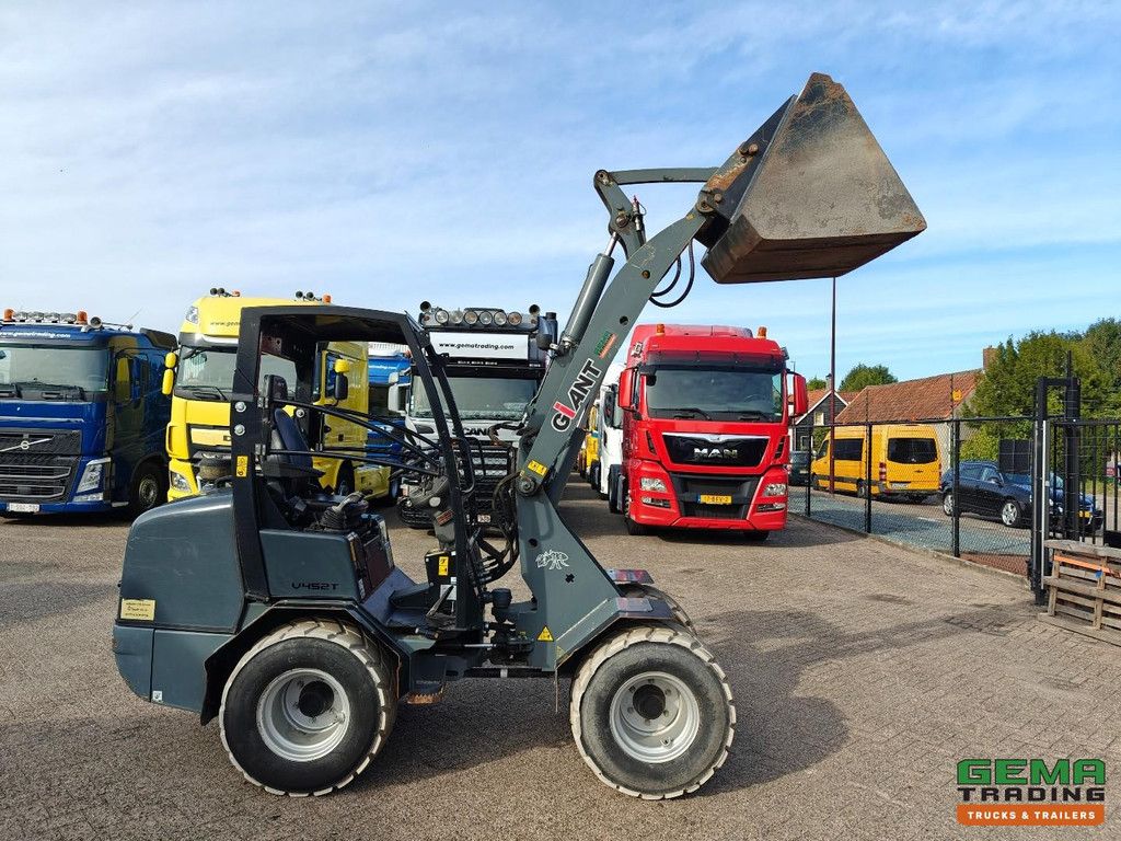 Giant V452T 3585 hours - Wheel loader - Agricultural license plate - Catch jaw - Soil bucket - Non-marking tires