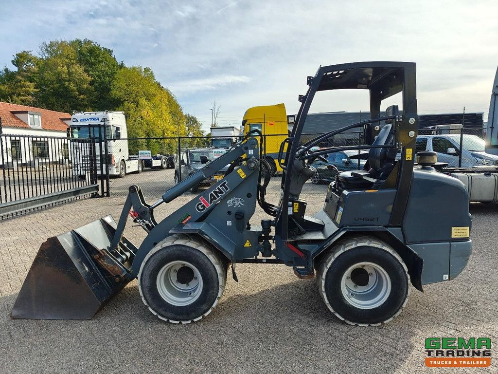 Giant V452T 3585 hours - Wheel loader - Agricultural license plate - Catch jaw - Soil bucket - Non-marking tires