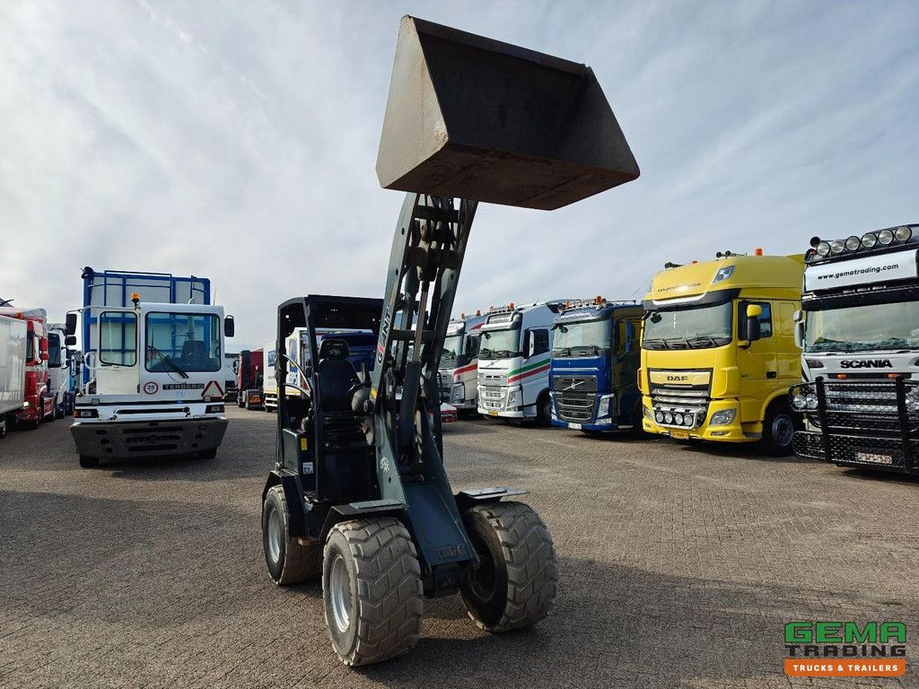 Giant V452T 3585 hours - Wheel loader - Agricultural license plate - Catch jaw - Soil bucket - Non-marking tires