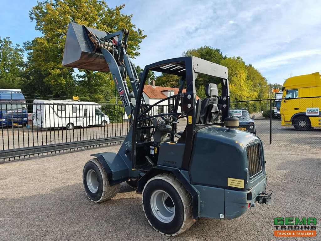 Giant V452T 3585 hours - Wheel loader - Agricultural license plate - Catch jaw - Soil bucket - Non-marking tires