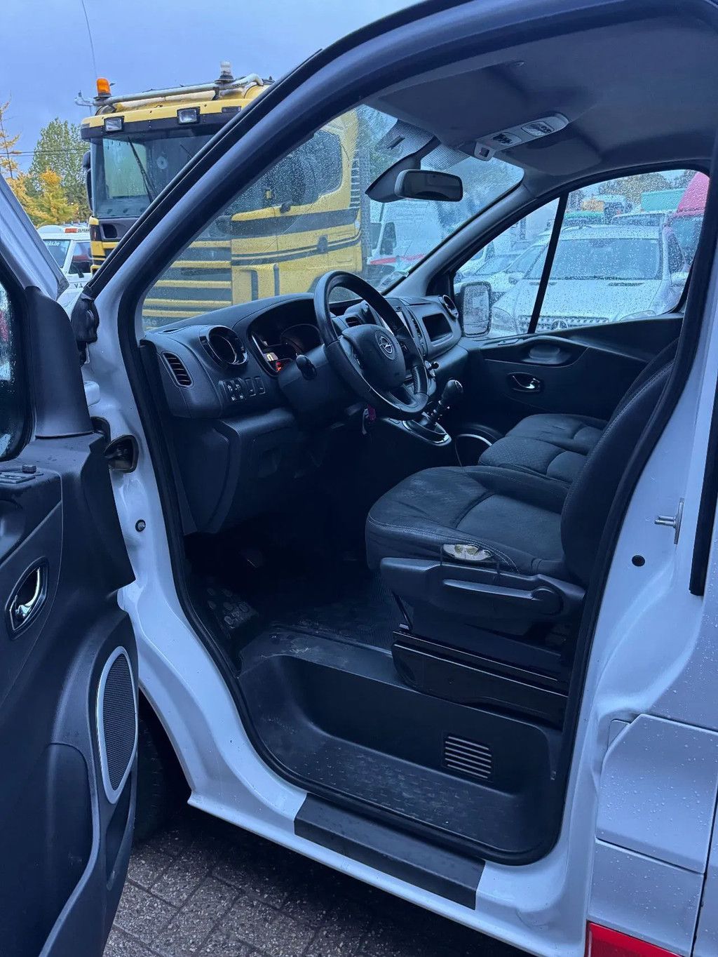 Opel Vivaro **AMBULANCE-RETTUNGSWAGEN**