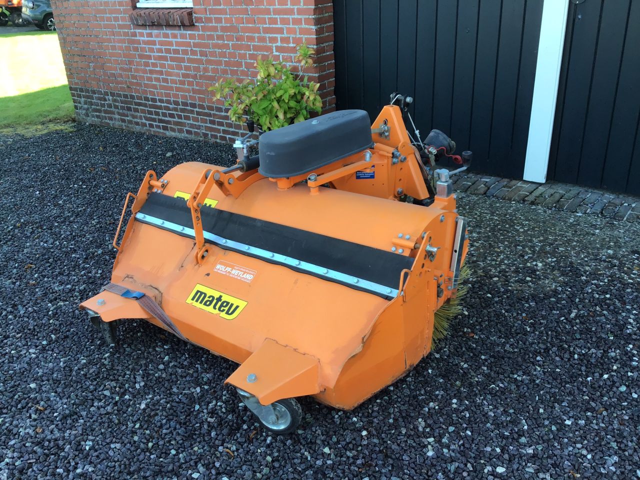 Matev veegmachine met opvangbak frontaanbouw