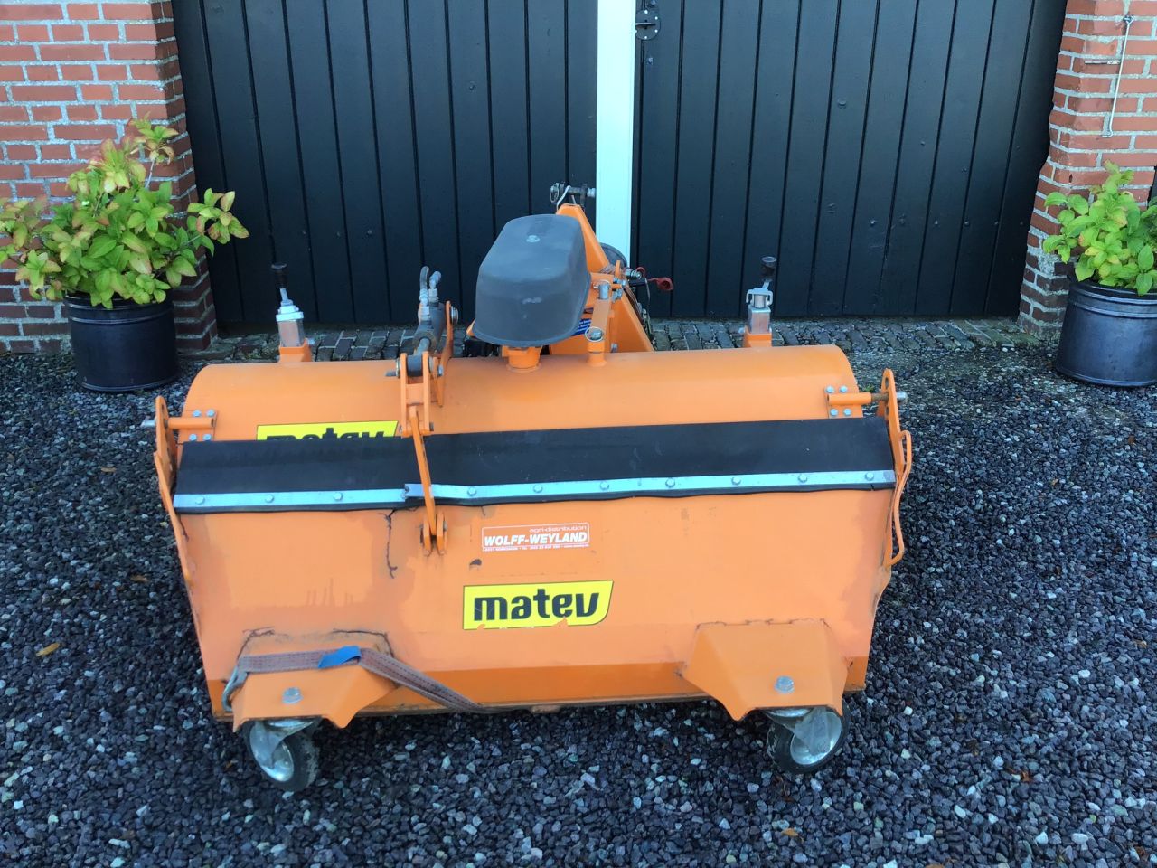 Matev veegmachine met opvangbak frontaanbouw