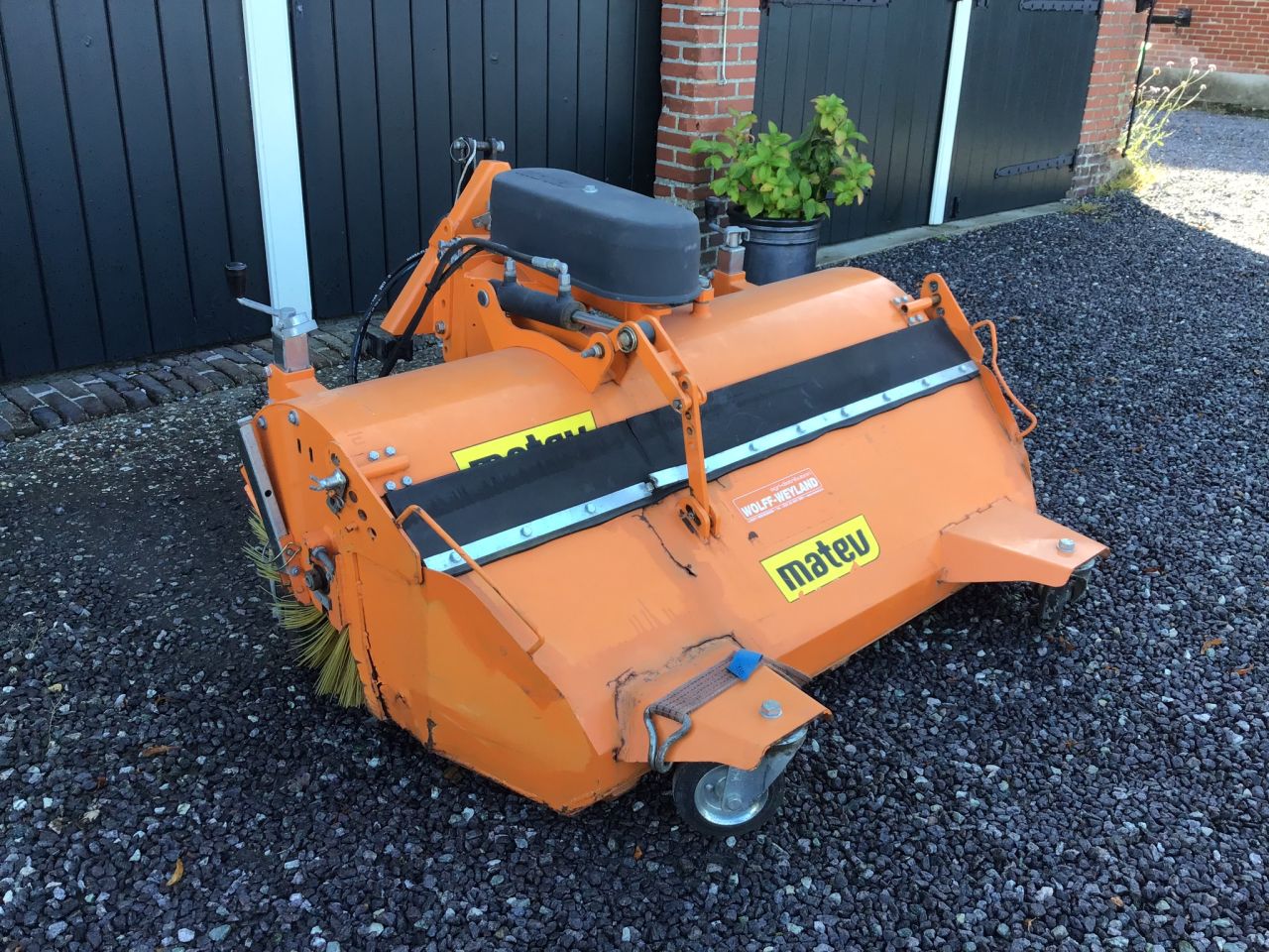 Matev veegmachine met opvangbak frontaanbouw