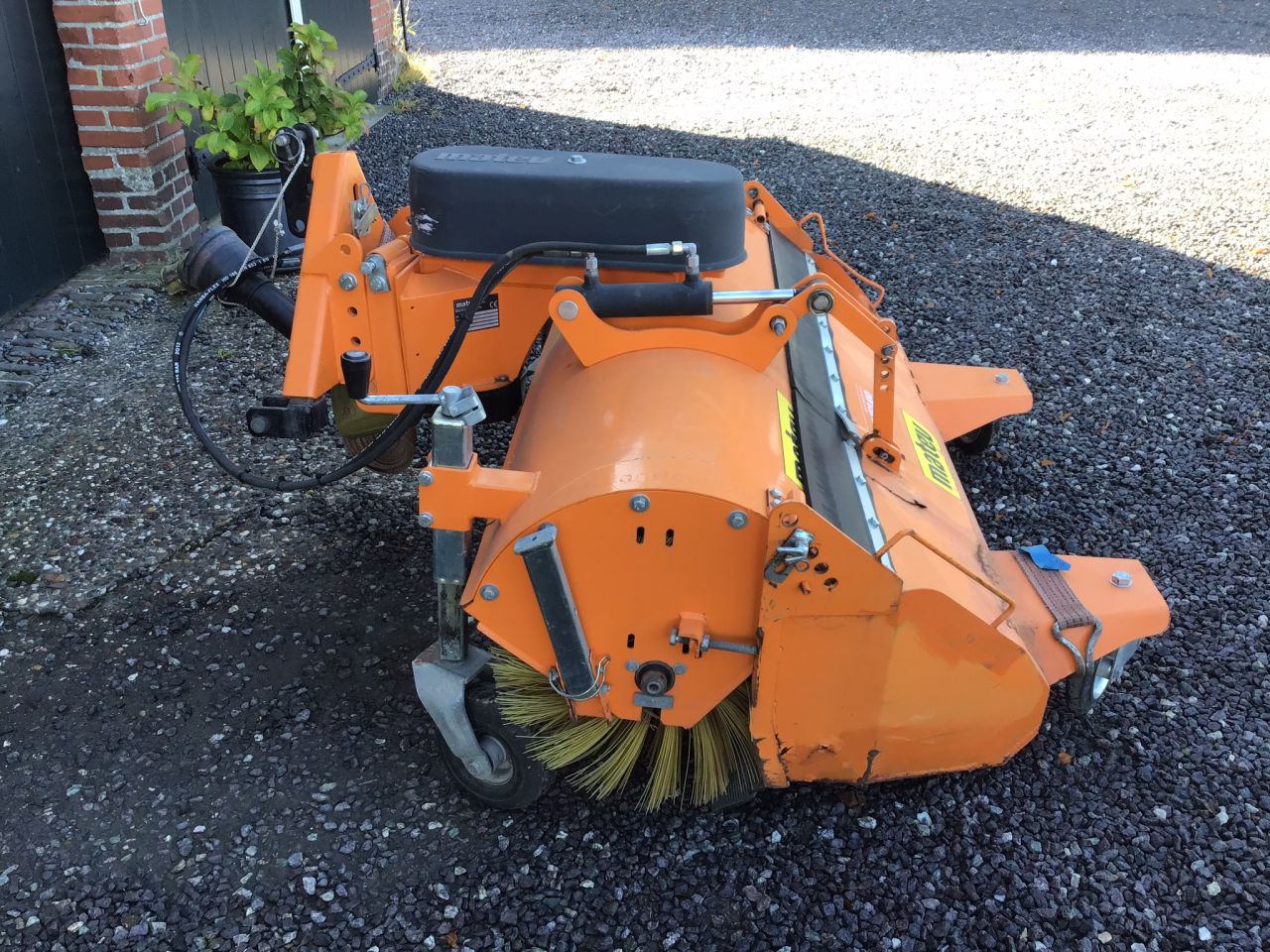 Matev veegmachine met opvangbak frontaanbouw