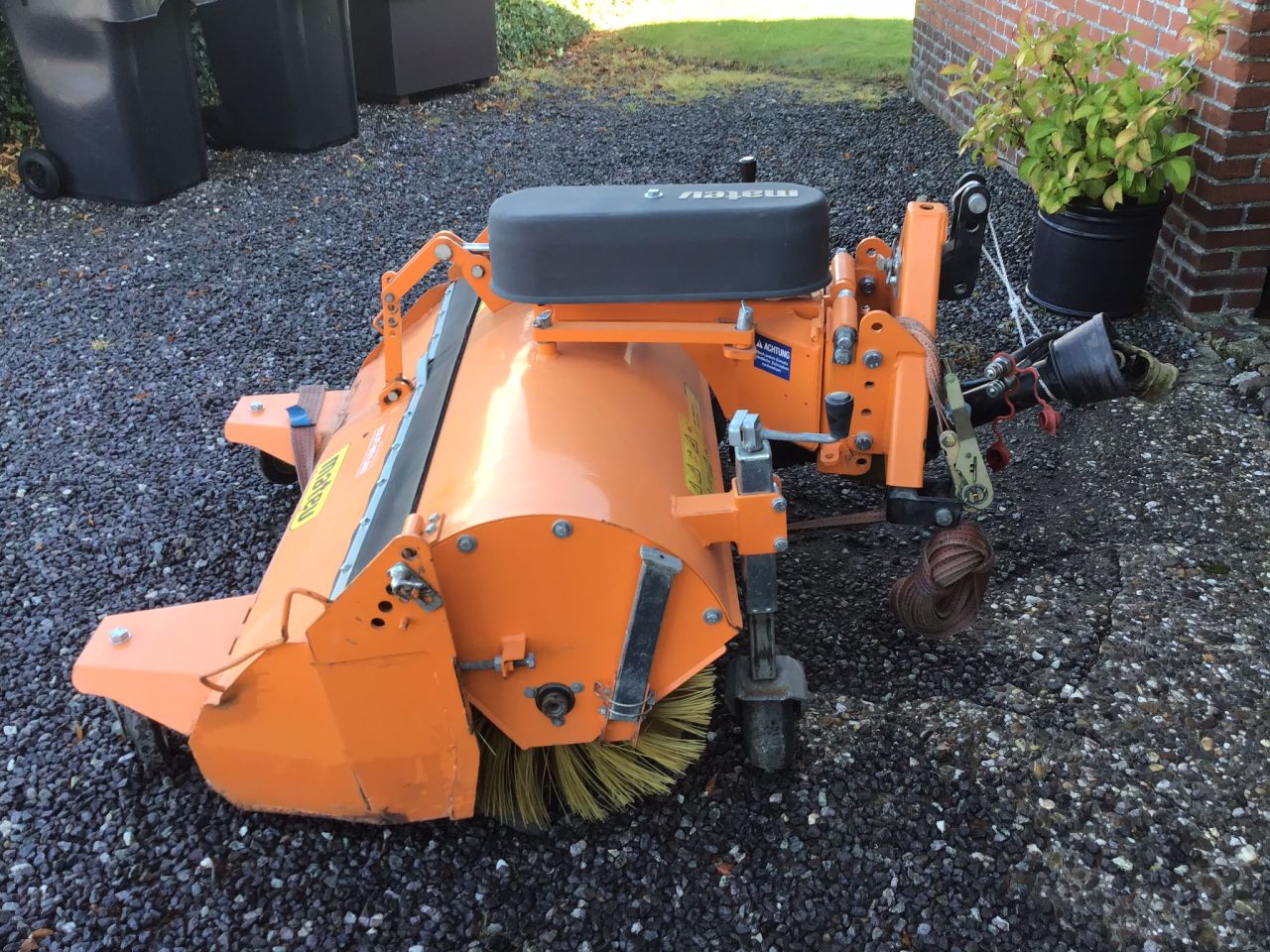 Matev veegmachine met opvangbak frontaanbouw