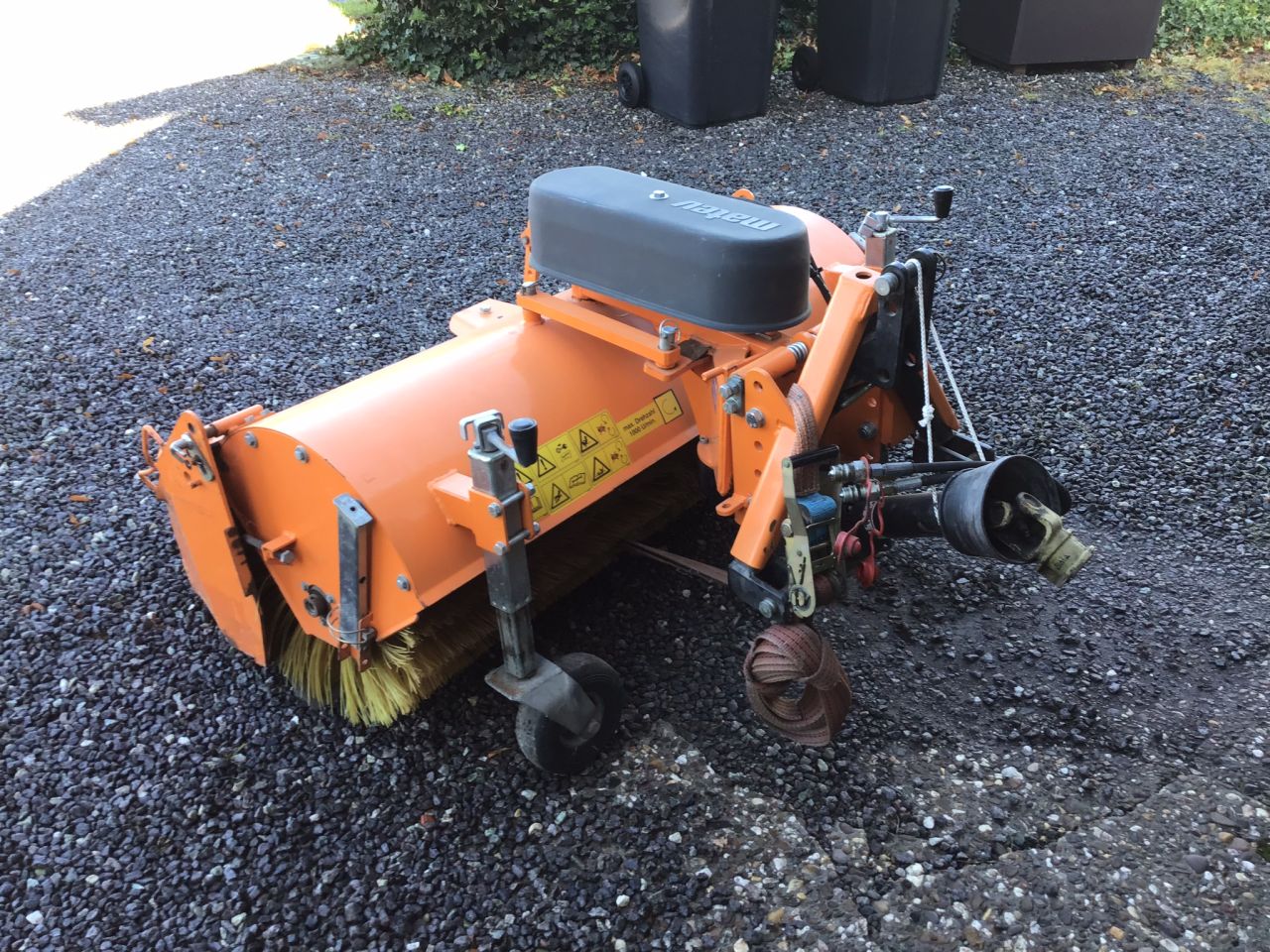 Matev veegmachine met opvangbak frontaanbouw