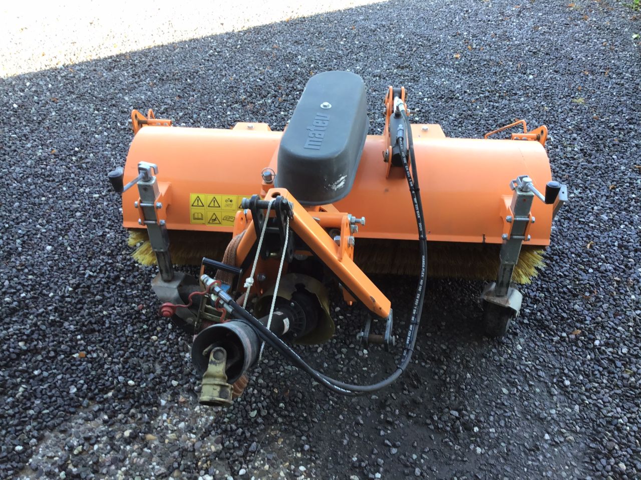 Matev veegmachine met opvangbak frontaanbouw