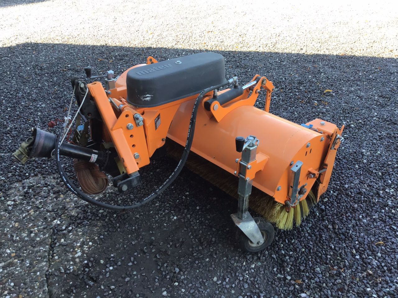 Matev veegmachine met opvangbak frontaanbouw