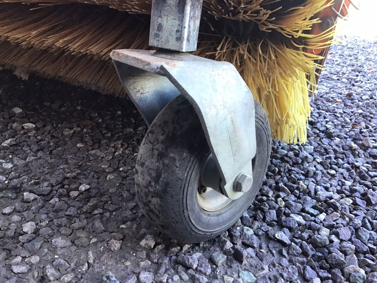 Matev veegmachine met opvangbak frontaanbouw