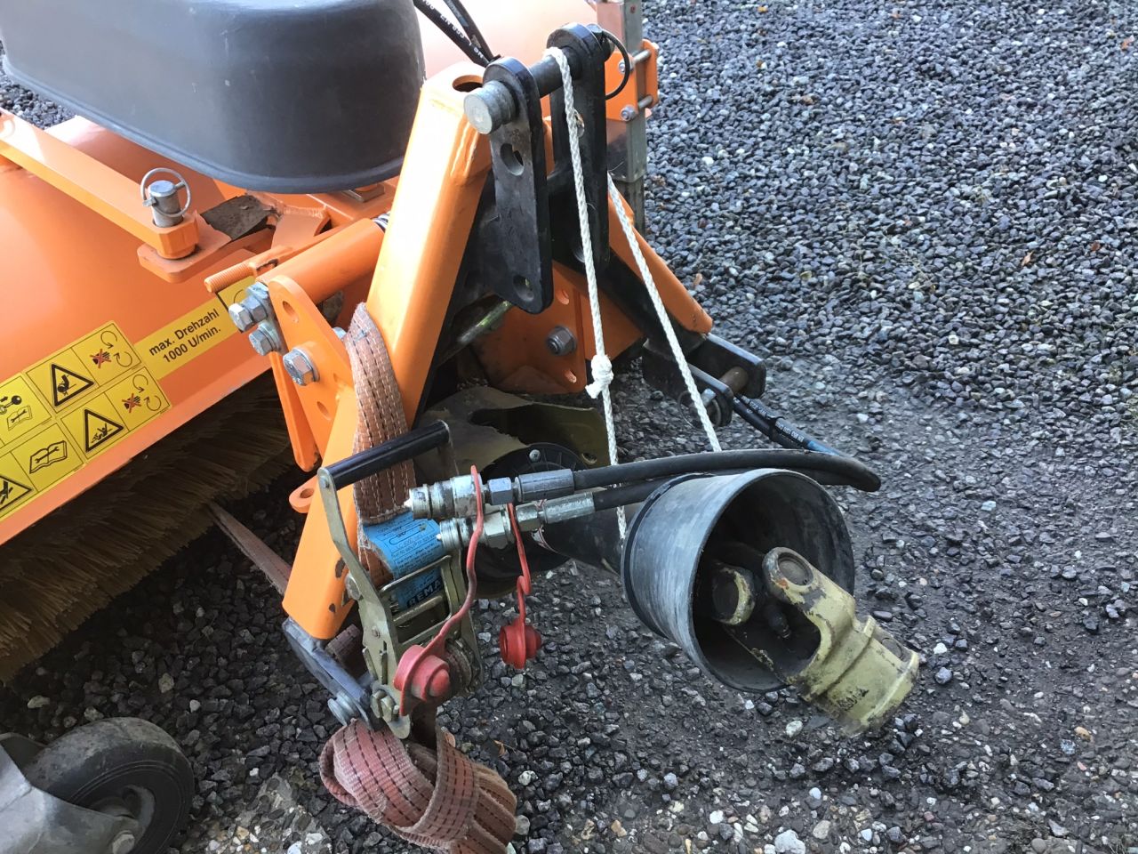 Matev veegmachine met opvangbak frontaanbouw