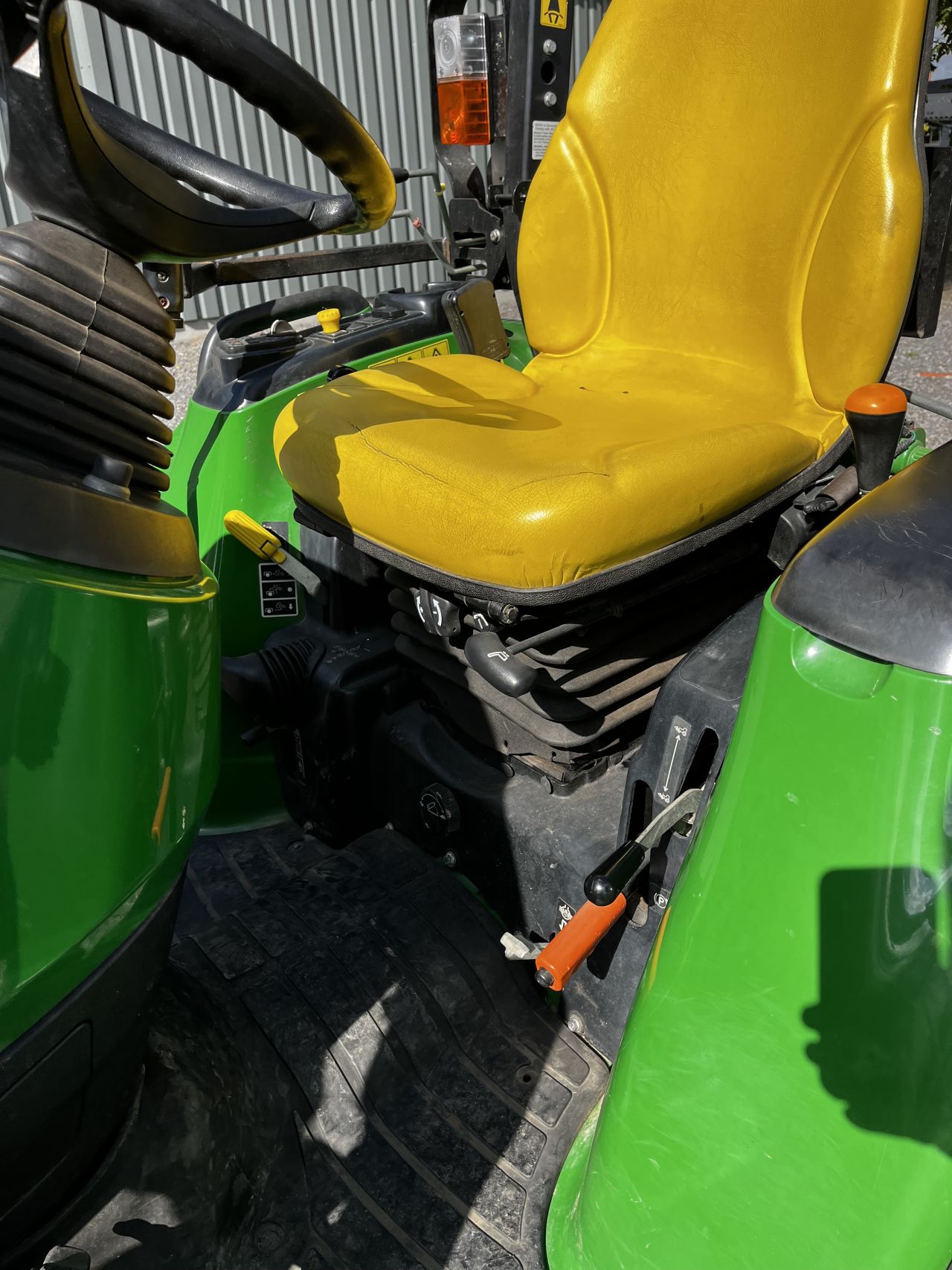John Deere 3045r met voorlader 4wd gazonbanden
