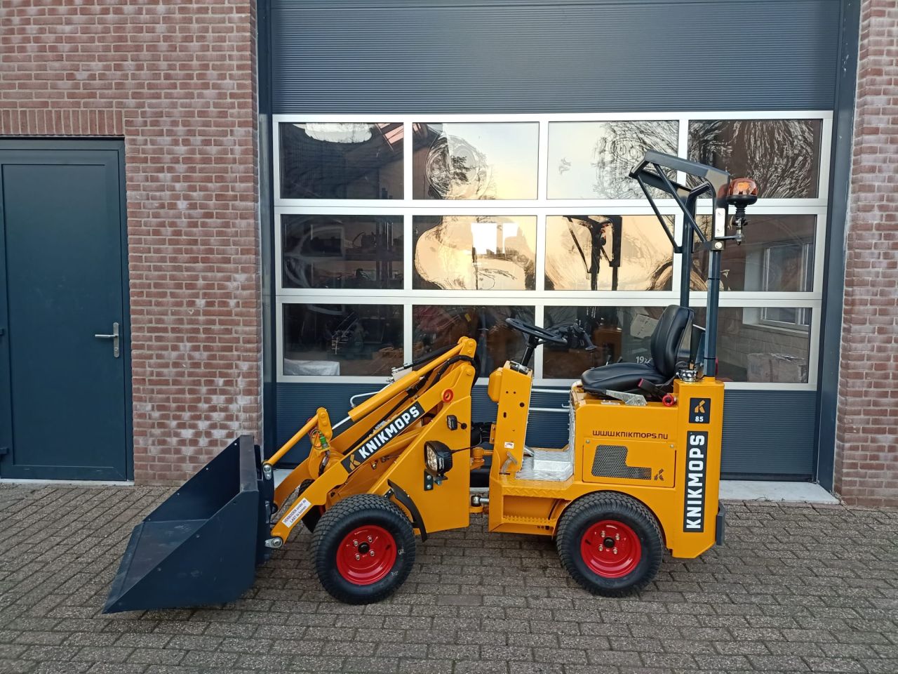 Knikmops 85 shovel