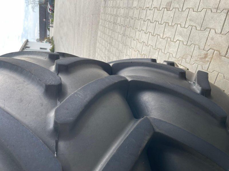 John Deere Kompletträder von 6R250, 650/65 R42 mit Bridgestone Decken aus 2