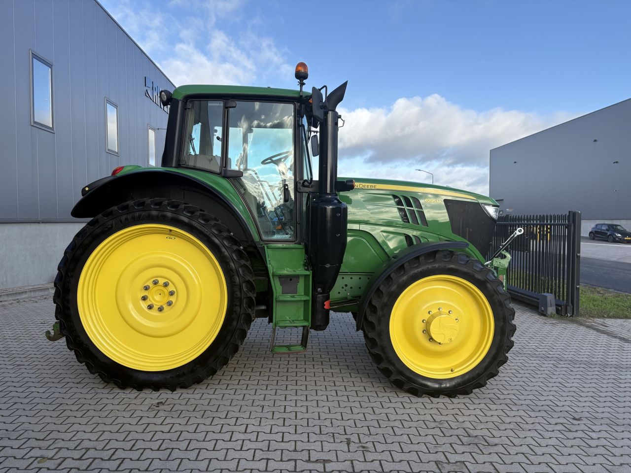 John Deere 6195M